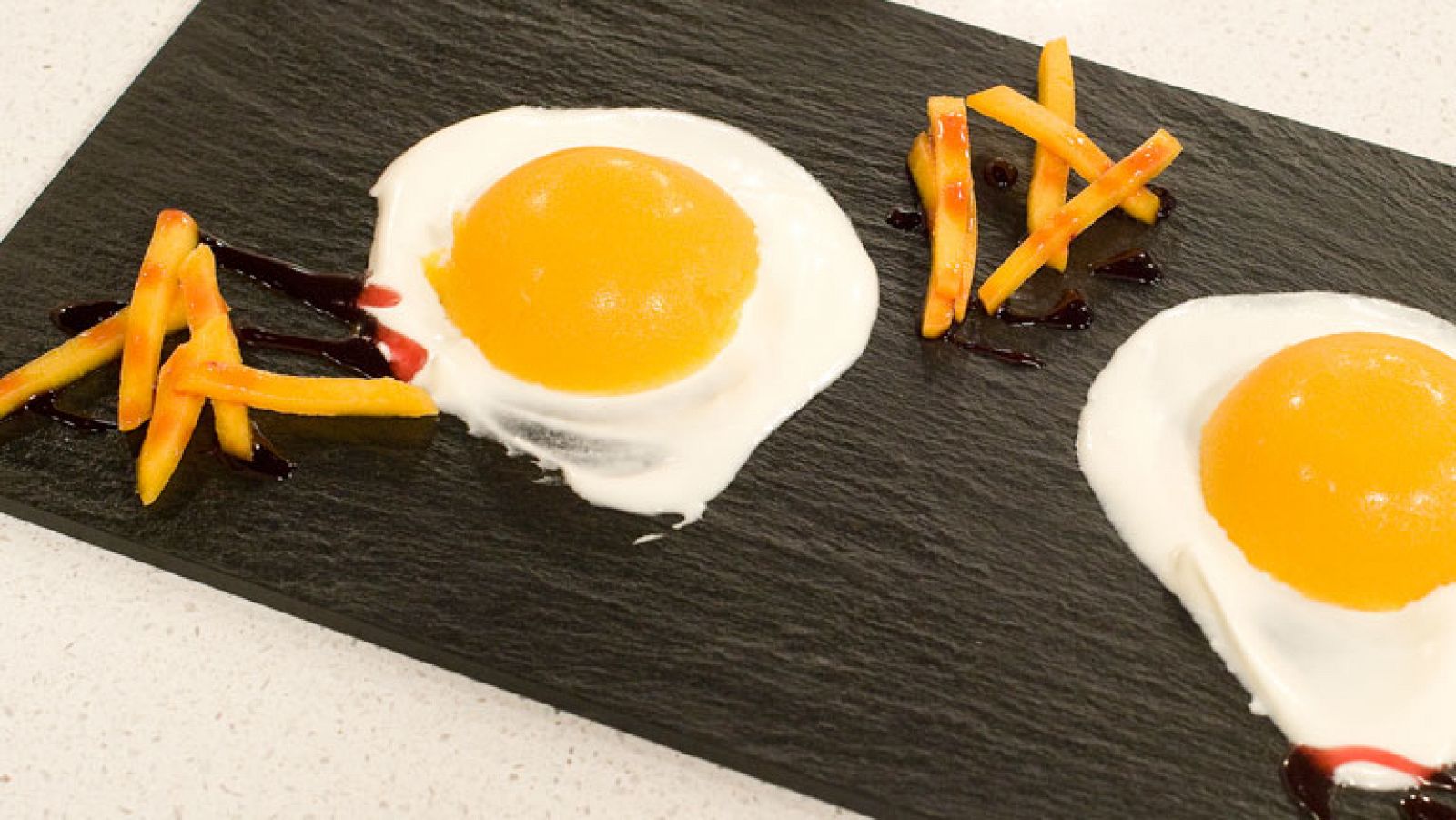 Huevos fritos falsos con melocotón