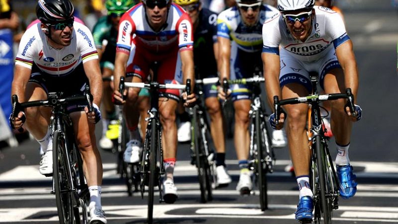 El alemán Marcel Kittel logró hoy en la duodécima etapa una ajustada victoria al 'sprint' ante el británico Mark Cavendish para sumar su tercer triunfo en el presente Tour de Francia, en el que Chris Froome mantiene el maillot amarillo de líder. El c