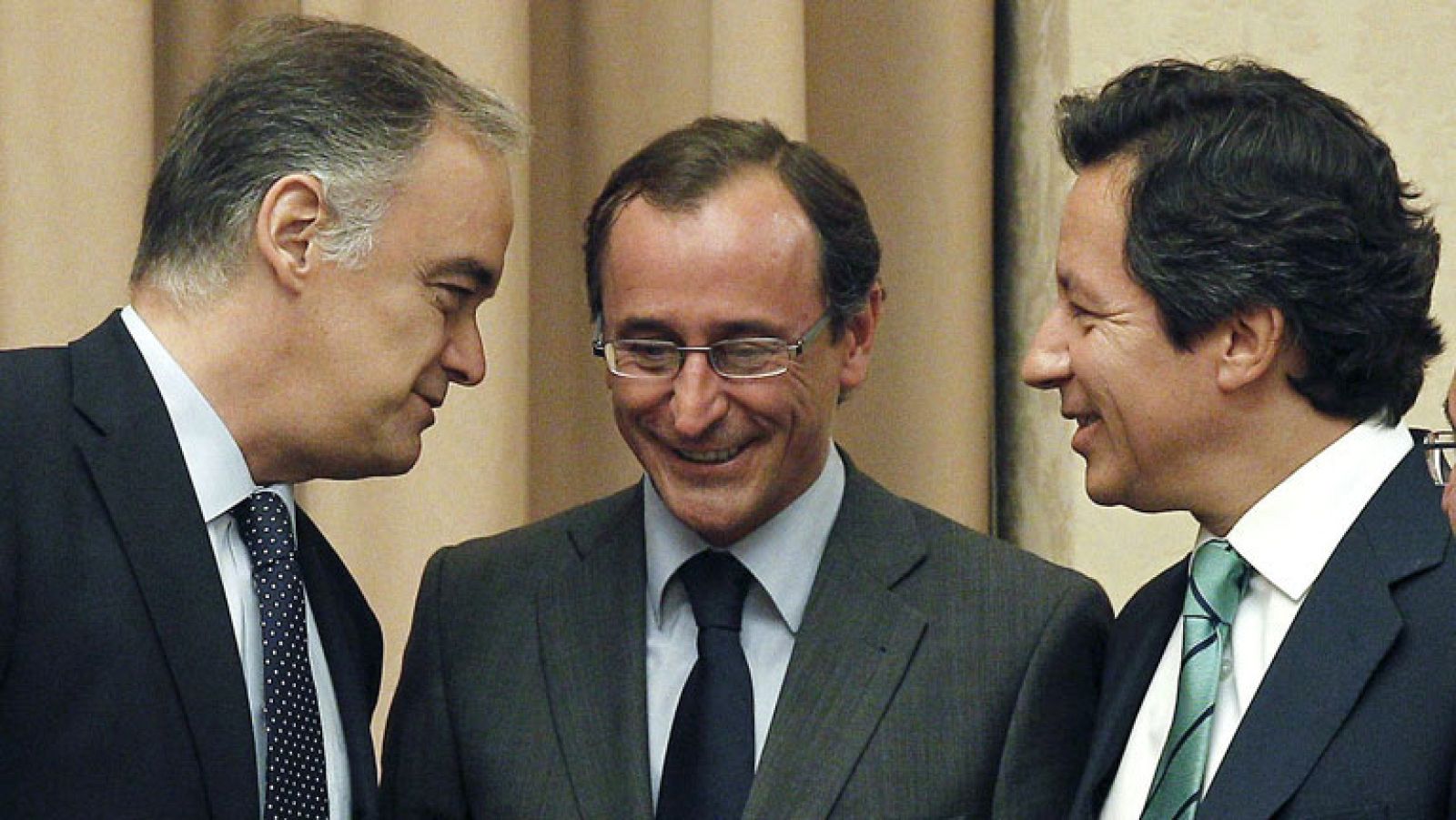 El PP rechaza que comparezca Rajoy y acusa al PSOE de "apadrinar" a Bárcenas