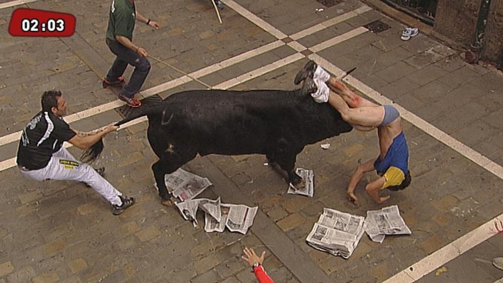 Cogida de un mozo en la calle Estafeta en el sexto encierro de San Fermín 2013