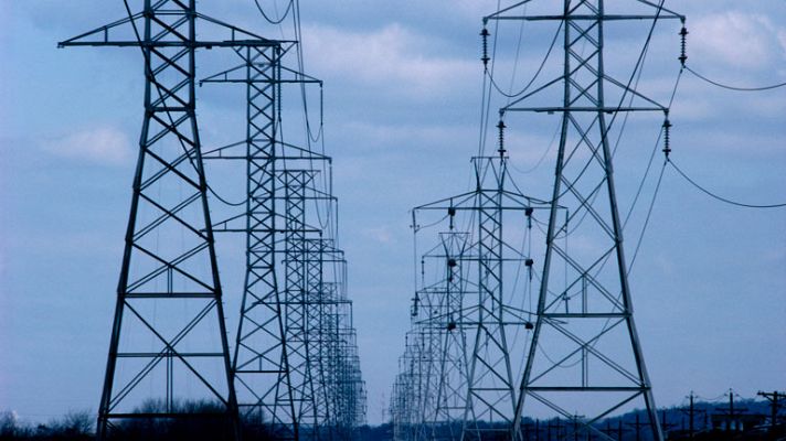 El Gobierno analiza una reforma para atajar el déficit eléctrico que enfrenta a Industria y Hacienda