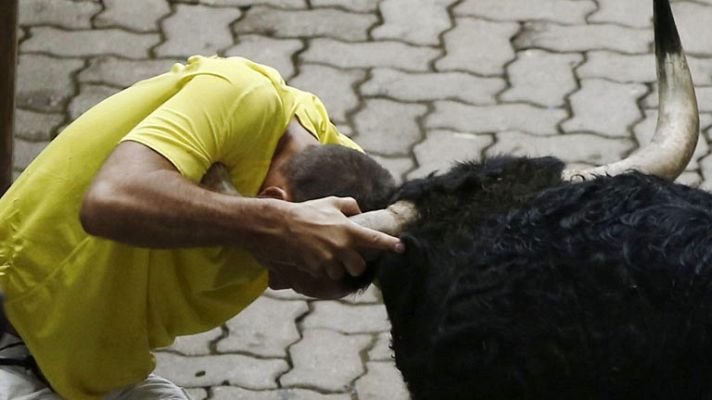 San Fermín - Un catalán ha sufrido una cogida a la entrada del callejón en el sexto encierro de San Fermín 2013
