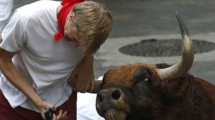 San Fermín - Un joven estadounidense ha sido corneado en la cuesta de Sto. Domingo en el sexto encierro de San Fermín 2013