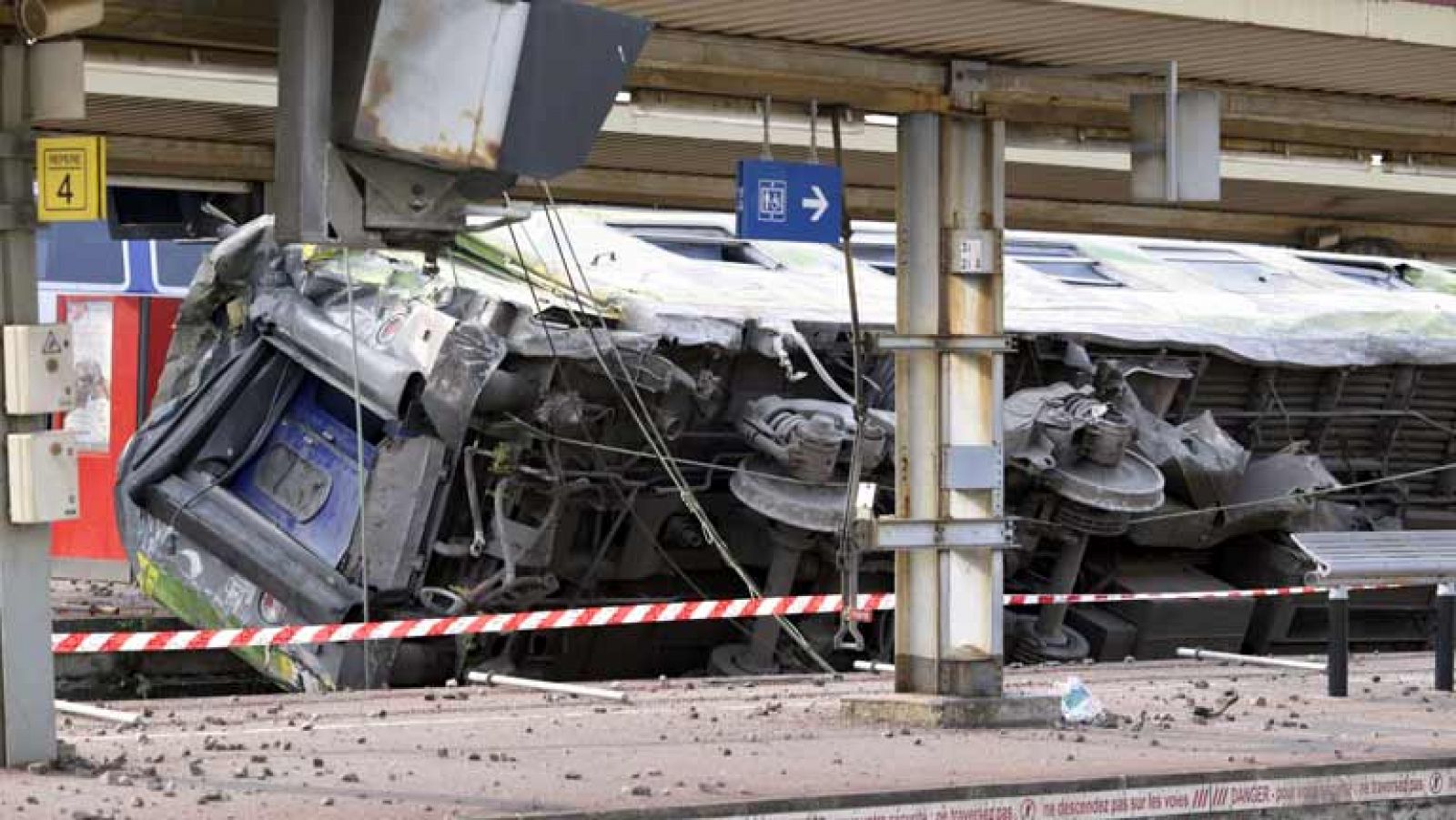 Al menos siete muertos al descarrilar un tren en la periferia de París