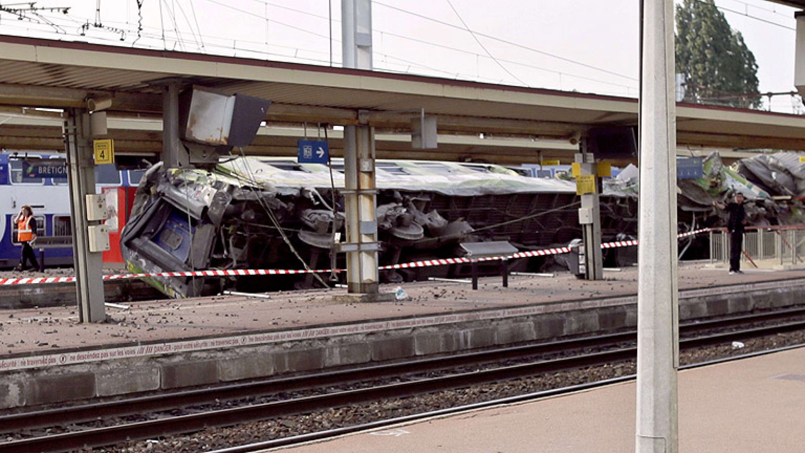 Telediario 1: Accidente de tren en París | RTVE Play