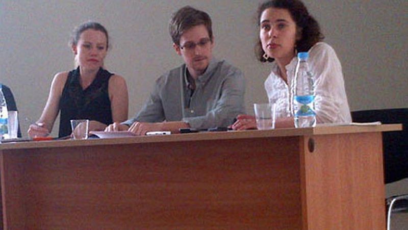 Snowden anuncia que pedirá asilo temporal a Rusia y acusa a EE.UU. de actuar fuera de la ley 