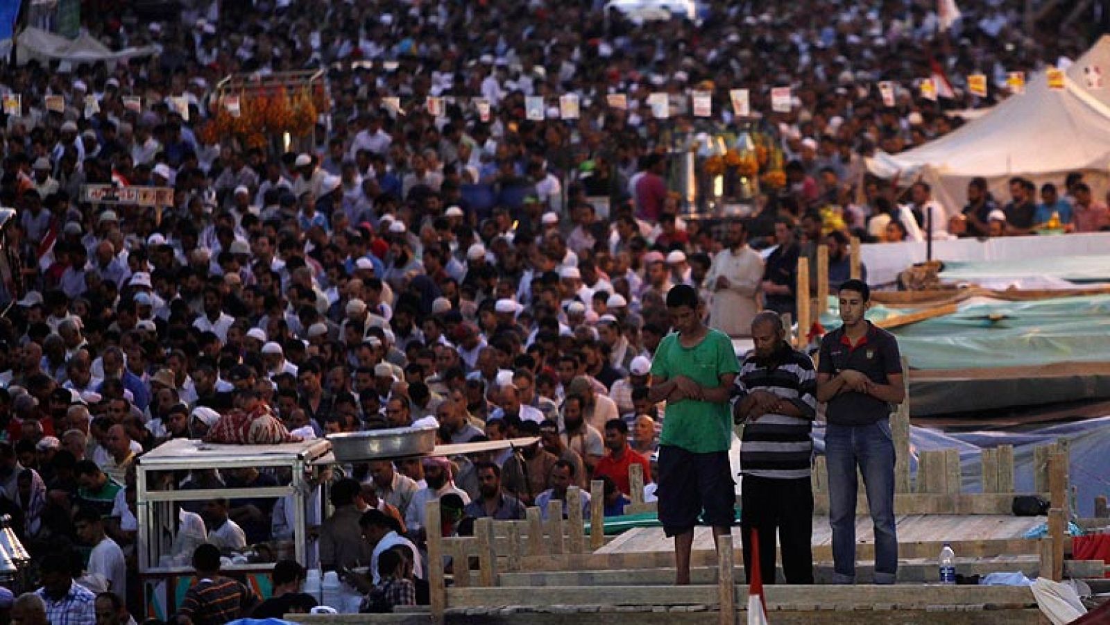 Los islamistas egipcios se manifiestan para pedir la vuelta al poder de Morsi