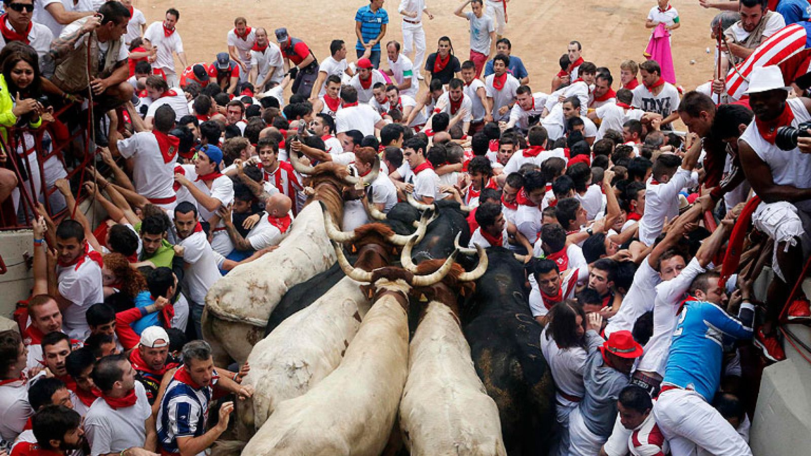 Un impresionante tapón complica el séptimo encierro de San Fermín 2013