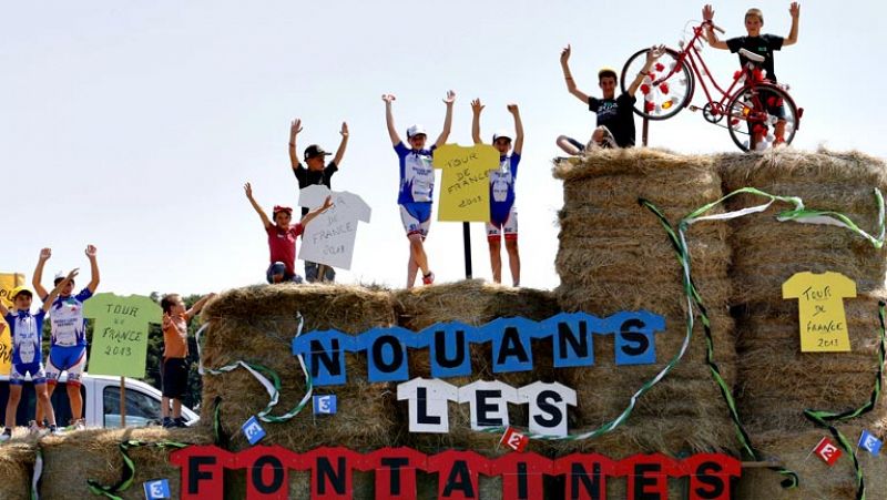 Con la llegada del fin de semana, las carreteras por las que pasa el Tour de Francia se llenan de aficionados.