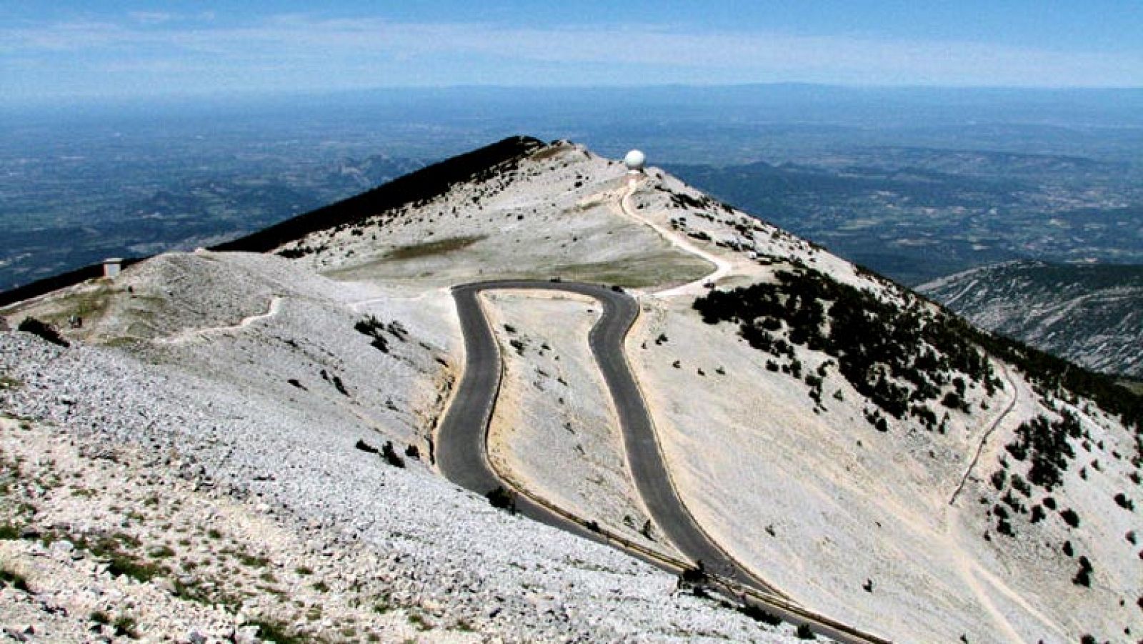 Muchos elementos en la decimoquinta etapa del Tour de Francia, la más larga de la edición con 242,5 kilómetros que se correrán en medio de elevadas temperaturas en el día de la fiesta nacional francesa y con el temible Mont Ventoux como colofón.
