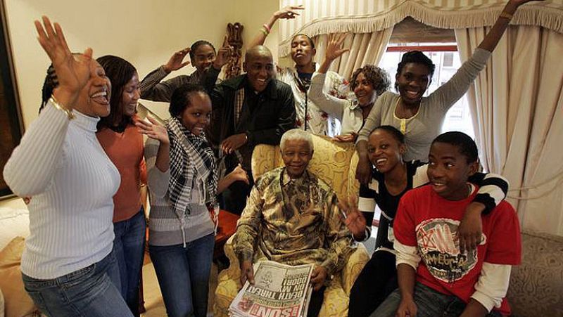  Nelson Mandela se encuentra estable y aún ingresado en el hospital. Su cumpleaños es el 18 de julio y en la capital sudafricana le han preparado un retrato contruido a base de pastelillos. Su nieto ha hablado sobre su estado y ha pedido a los medios