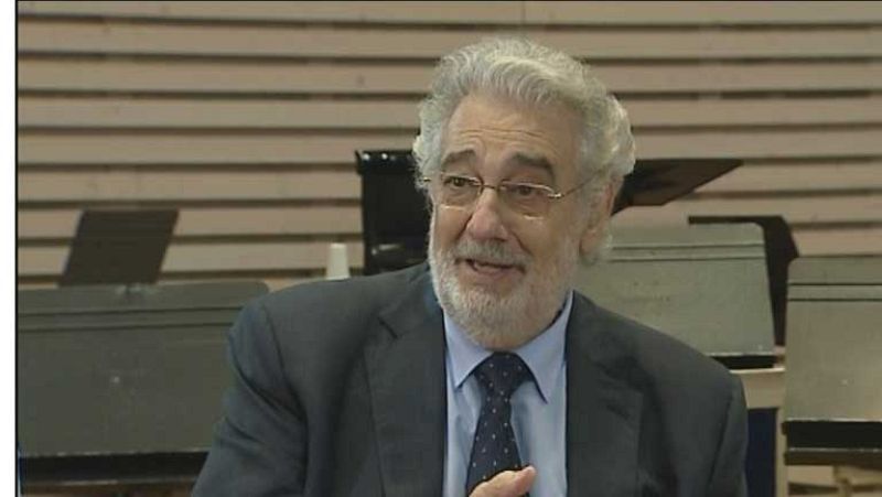 Plácido Domingo sorprende visitando el Teatro Real tras ser dado de alta