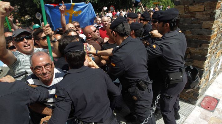La tarde en 24h - Un centenar de mineros abuchean e insultan a la reina y a Soria en su visita al Monasterio de Corias