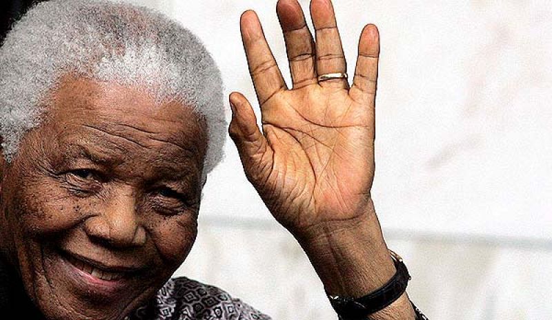 Nelson Mandela celebra en Londres su 90 cumpleaños.