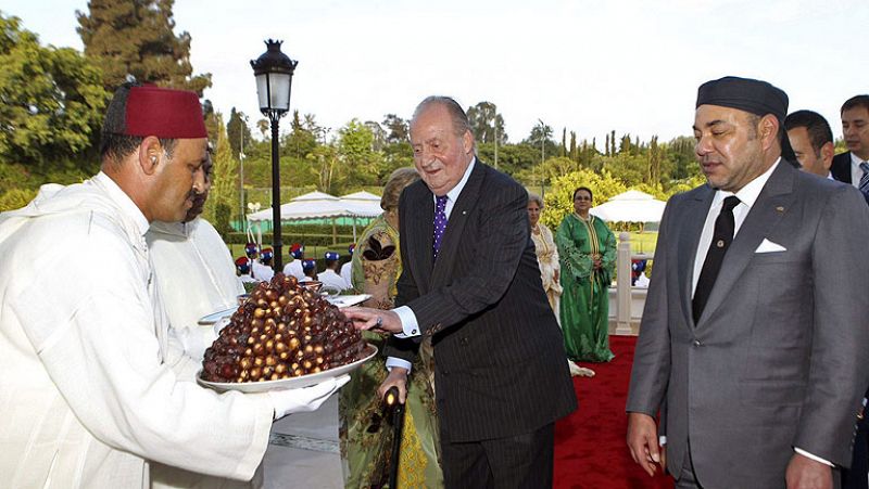 El rey es recibido por Mohamed VI en Marruecos, en su primer viaje oficial tras la operación de hernia