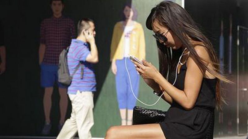  En China, la familia de una chica de 23 años denuncia que ha muerto electrocutada al contestar al teléfono móvil cuando estaba enchufado cargándose. Piden una indemnización a Apple que, de momento, investigará lo ocurrido.