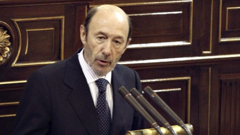 Rubalcaba dice que si Rajoy no da explicaciones, el PSOE presentará una moción de censura 