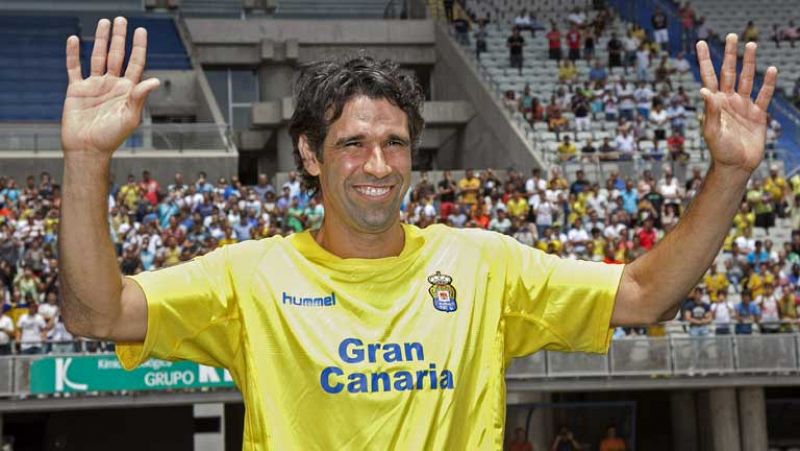 Juan Carlos Valerón tenía ofertas para irse al extranjero y ganar mucho dinero pero ha preferido volver a casa. Con 38 años, tratará de empujar para que la Union Deportiva Las Palmas regrese a Primera División.