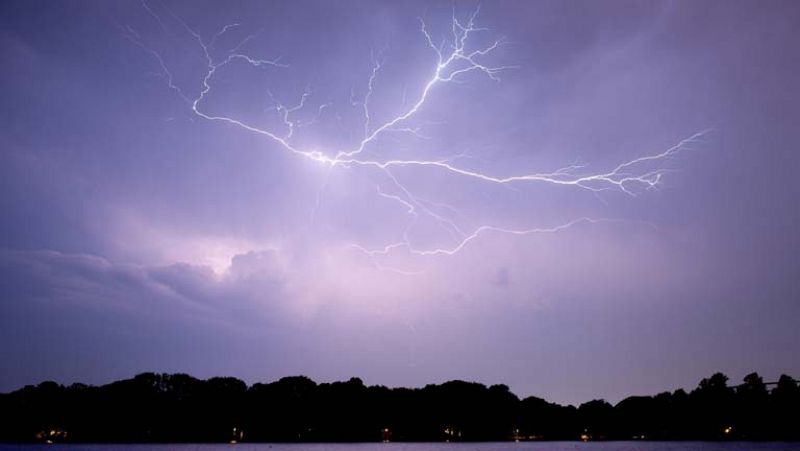 Tormentas localmente fuertes en el noreste peninsular