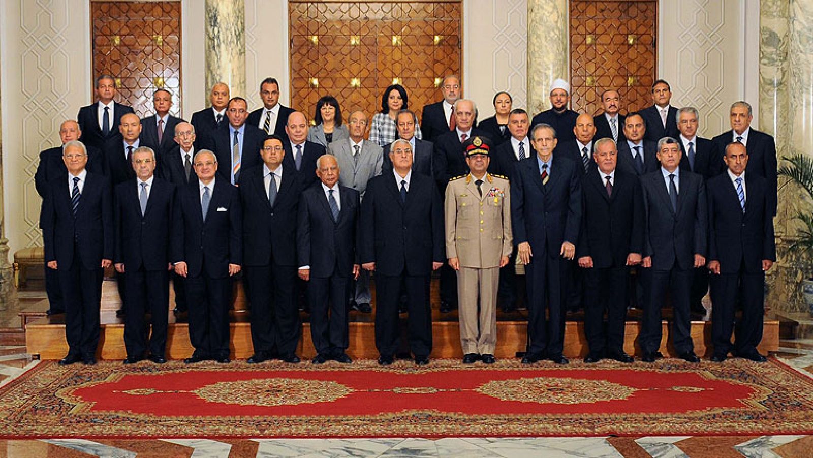 Noticias 24h: El nuevo Gobierno egipcio toma posesión tras una jornada de violencia y detenciones | RTVE Play