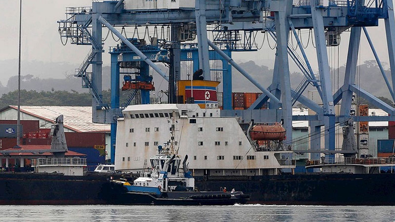  Las autoridades panameñas han retenido un barco de bandera norcoreana con "armas de guerra" ocultas en un cargamento de azúcar procedente de Cuba, según ha anunciado el presidente del país, Ricardo Martinelli. EE.UU. ha ofrecido cooperación al gobierno panameño en las labores de inspección del barco norcoreano 