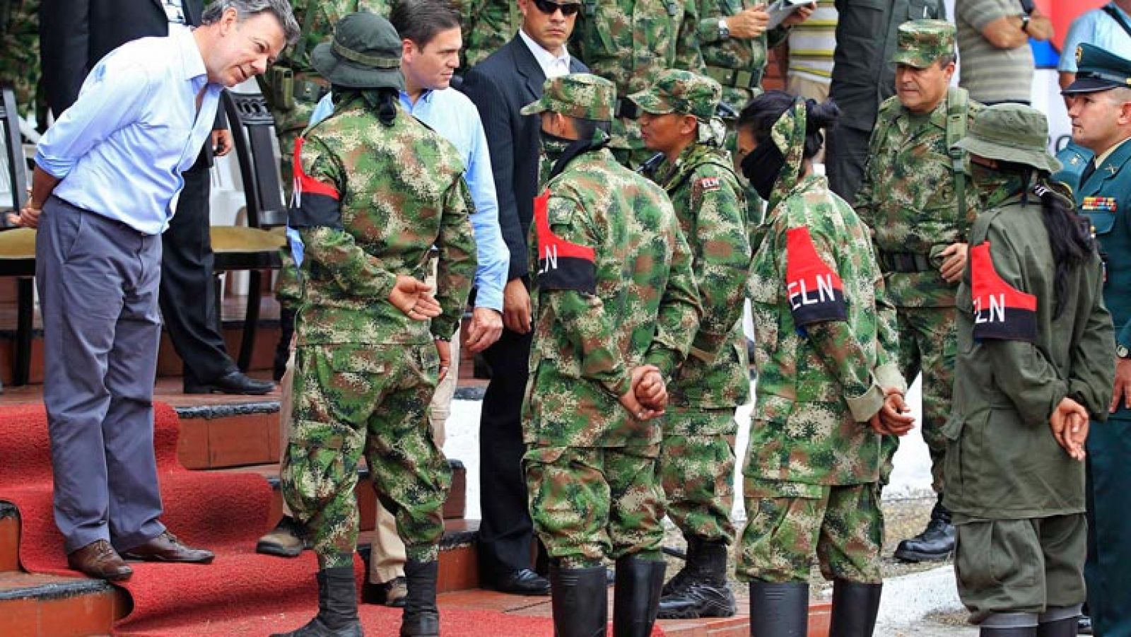 Informativo 24h: Treinta guerrilleros del ELN colombiano se entregan a las autoridades militares | RTVE Play