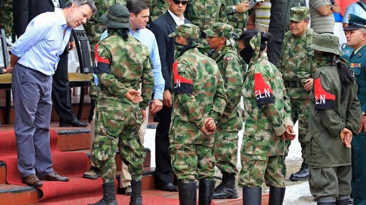 Treinta guerrilleros del ELN colombiano se entregan a las autoridades militares
