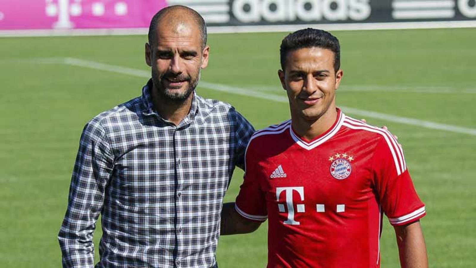 Thiago Alcántara ha dado las gracias a Guardiola nada más aterrizar en su nuevo equipo, el Bayern de Munich. Una prueba de que su fichaje es una apuesta personal de Guardiola es que el propio Pep estuvo acompañando al jugador en sus primeras fotos. T