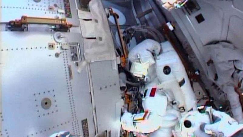  Suspenden el paseo espacial al exterior de la EEI tras hallar líquido en escafandra del astronauta