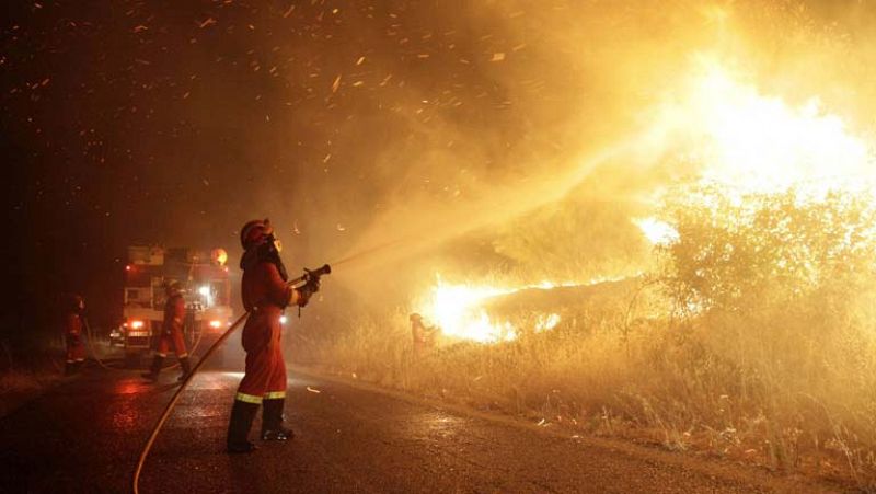 Continúan activos dos frentes del incendio de la localidad toledana de Almorox