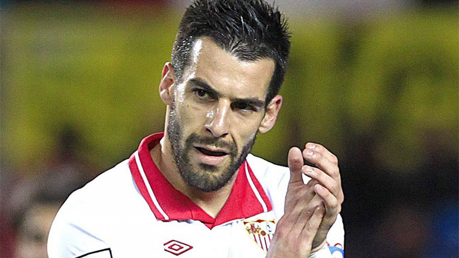 El delantero internacional español abandona el Sevilla para recalar en el Manchester City inglés, que pagará 25 millones por sus servicios.