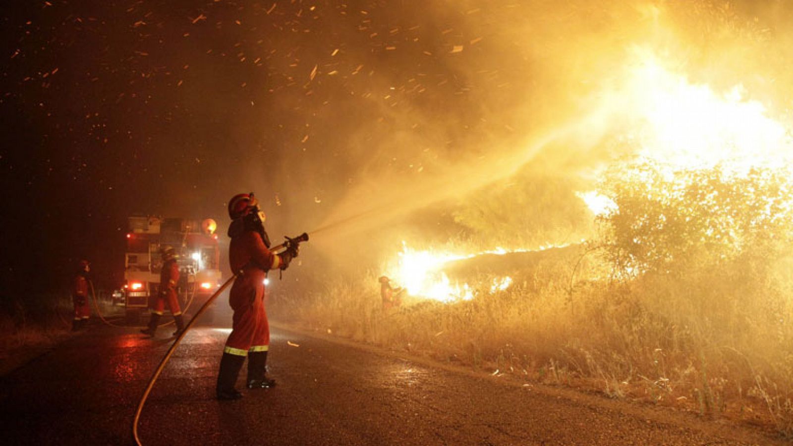 Telediario 1: Sigue sin control el incendio de Almorox, en Toledo, con dos focos activos | RTVE Play