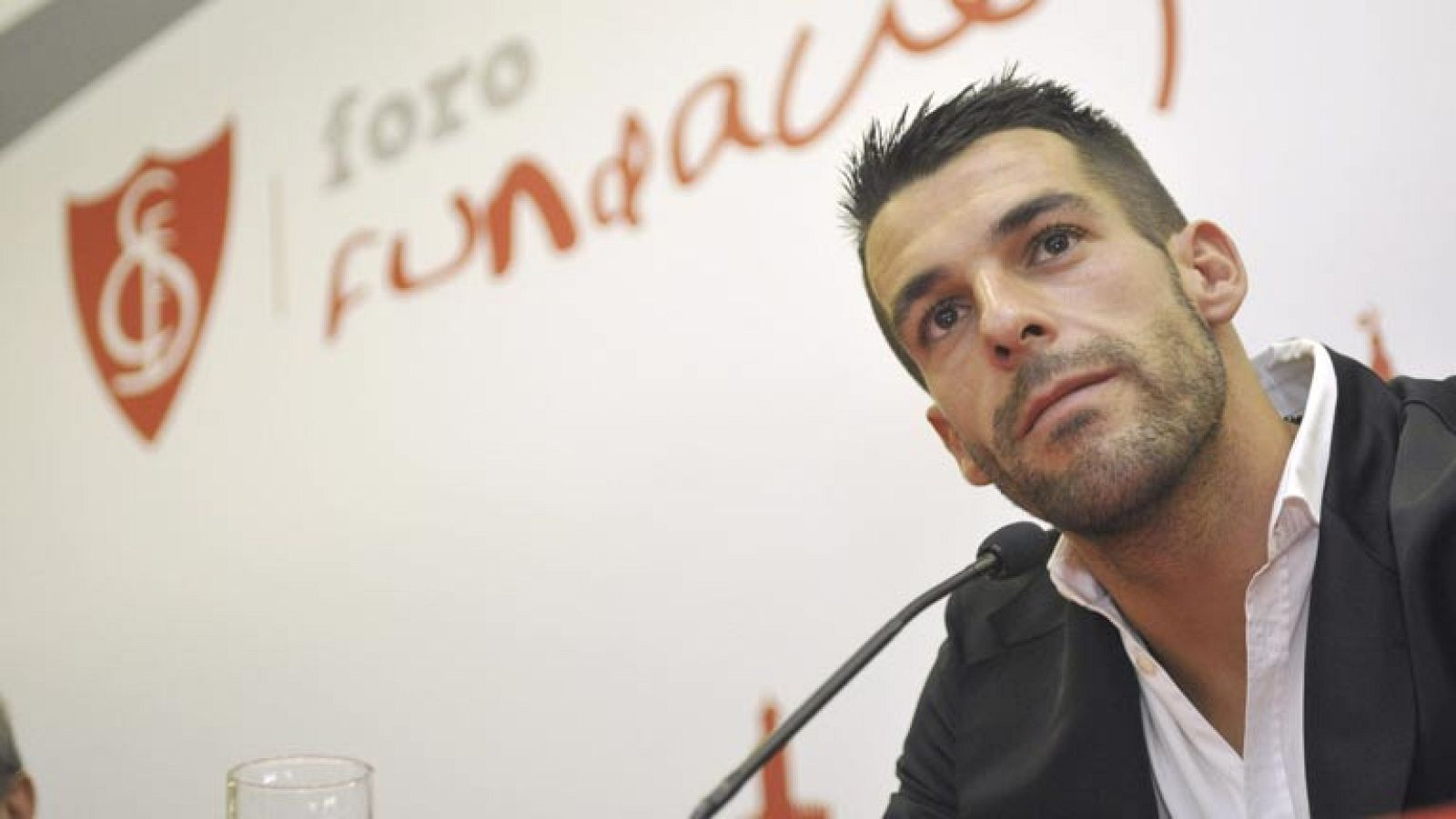 Negredo se despide del Sevilla entre lágrimas