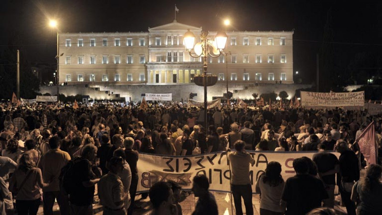 Telediario 1: El Parlamento griego aprueba nuevas medidas exigidas por la troika | RTVE Play