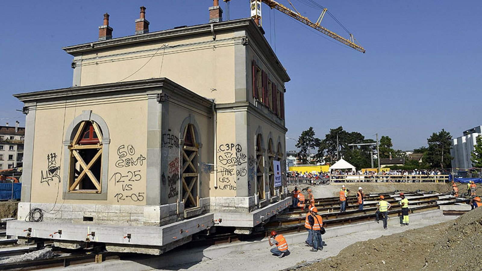 Informativo 24h: Trasladan una estación de tren de 700 toneladas en Ginebra | RTVE Play
