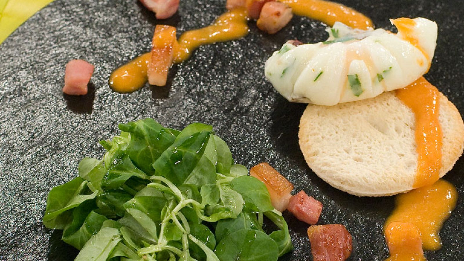 Huevos escalfados con morcilla ibérica al pimentón