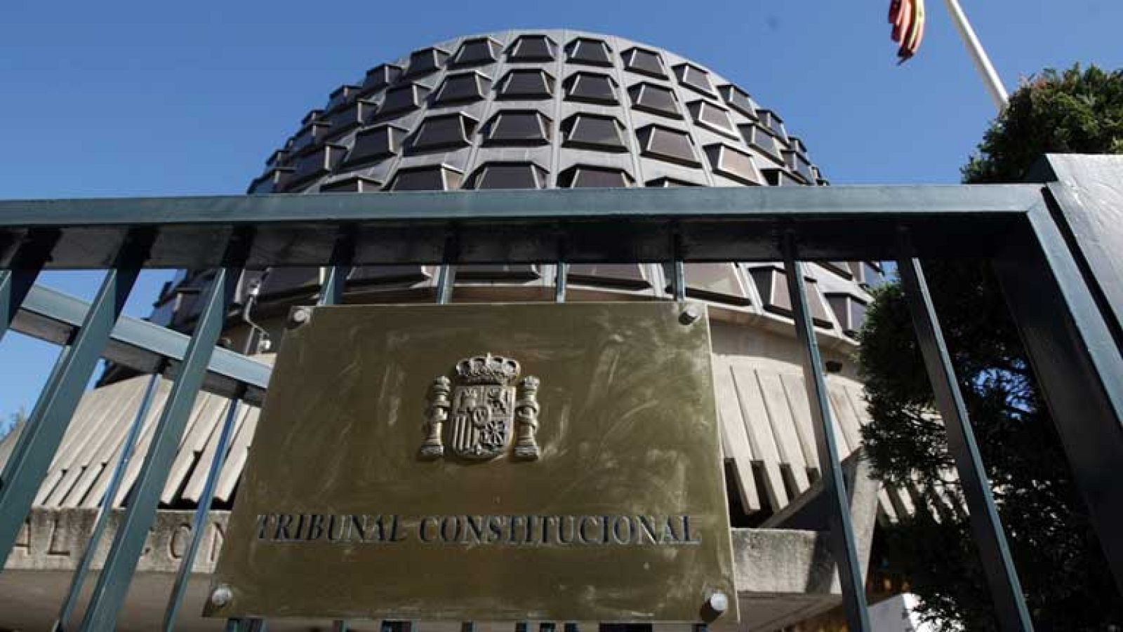 El Tribunal Constitucional asegura que la ley que lo regula no prohíbe militar en un partido