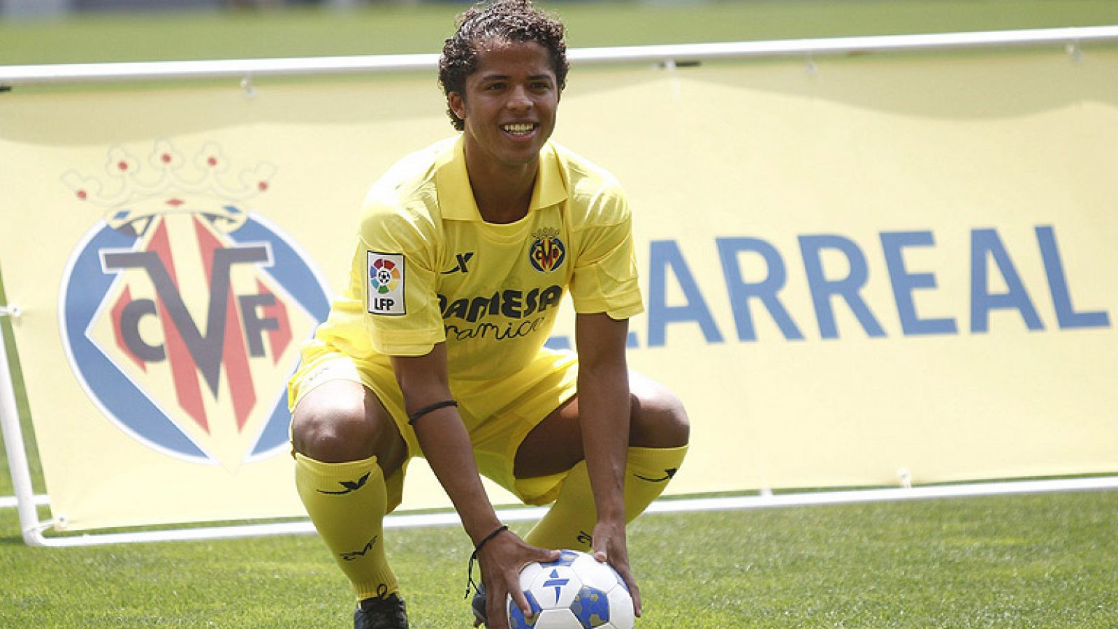 El Villarreal ha presentado al mexicano Giovani Dos Santos, su fichaje estrella para las próximas cuatro temporadas.