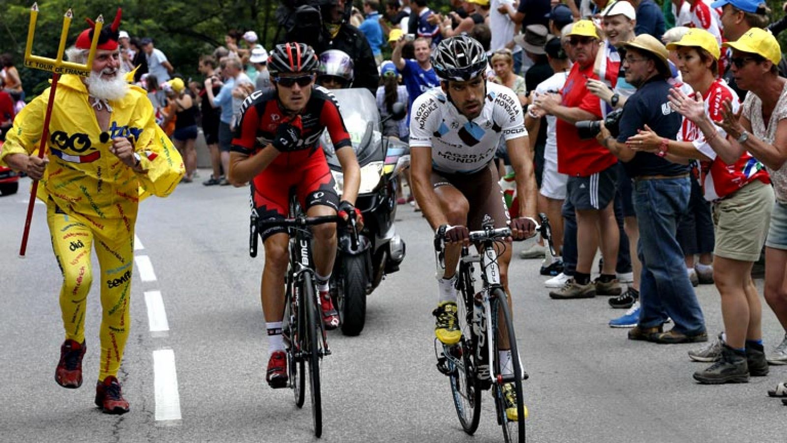 El ciclista británico Chris Froome (Sky) dio este jueves un paso  más hacia la conquista del Tour de Francia pese a que el mítico Alpe  d'Huez le convirtió por momentos en 'humano' en una decimoctava etapa  que dio la gloria al francés Christophe Rib