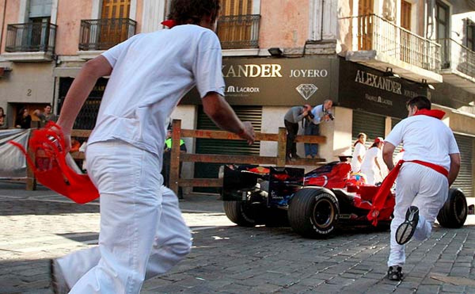 Las calles de Pamplona han vivido un particular 'encierro'. En lugar de toros, han corrido coches de F1.