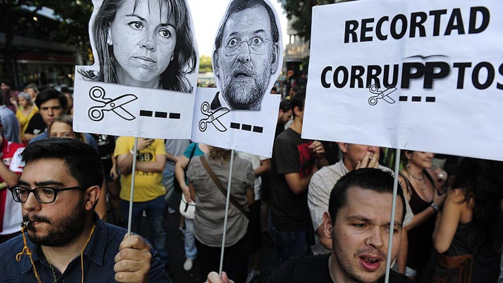 Telediario 1: Más de un millar de personas piden la dimisión de Rajoy frente a la sede del PP en Madrid | RTVE Play