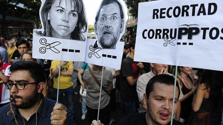 Más de un millar de personas piden la dimisión de Rajoy frente a la sede del PP en Madrid