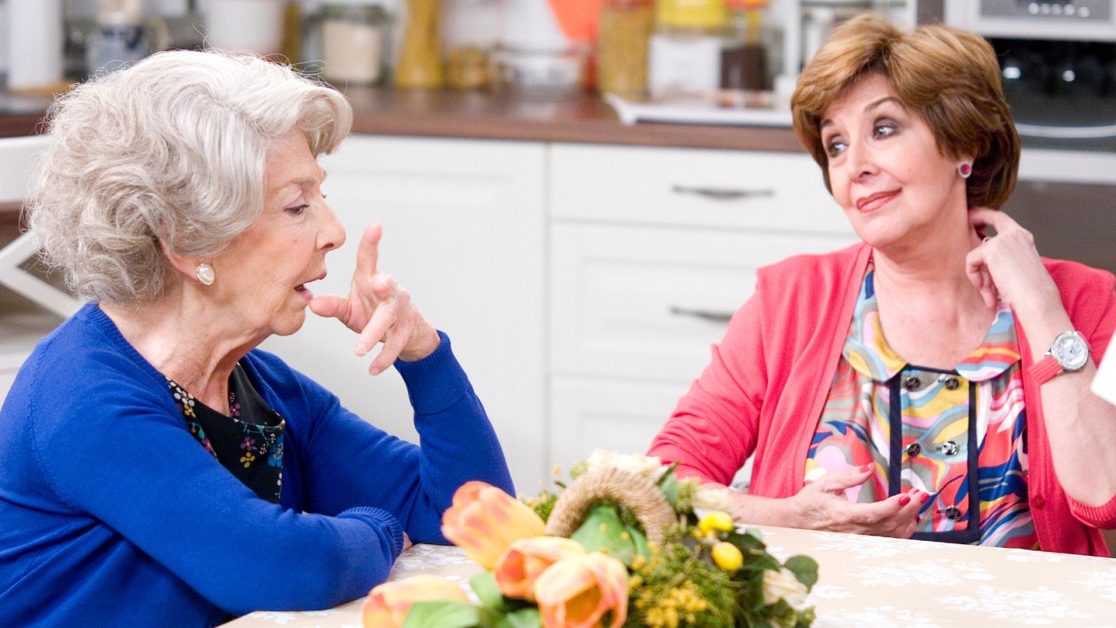 Las chicas de oro - Capítulo 2: Blanca y el hombre joven. La visita de Alberto - La madre de Rosa viene a pasar unos días con su hija y eso va a provocar ciertos problemas en la casa - Ver ahora