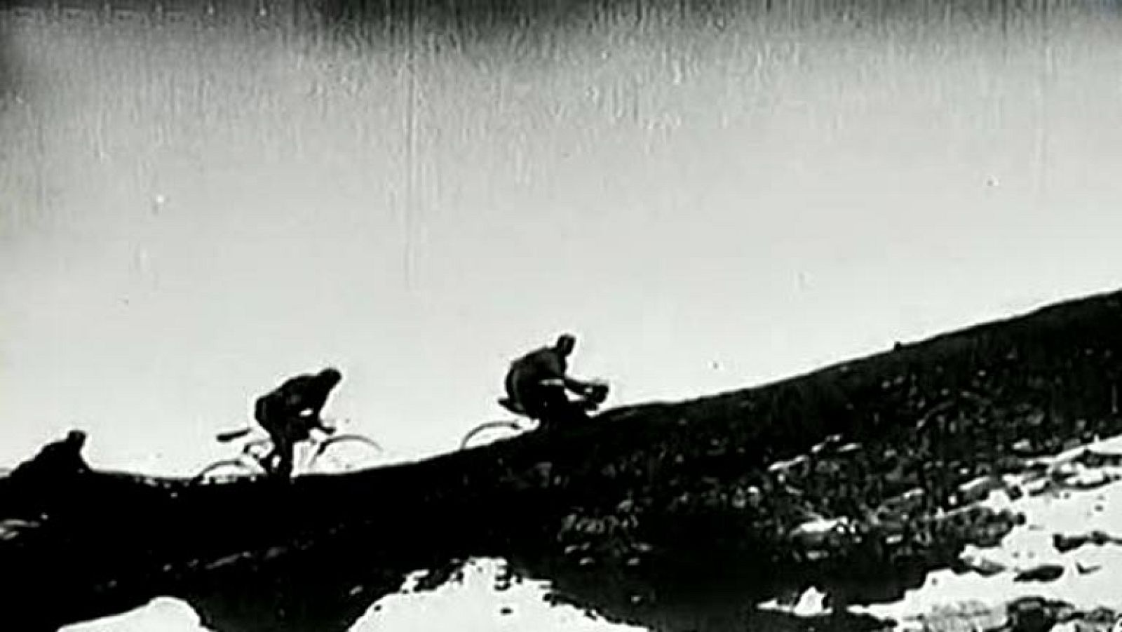 En el Tour de 1910 la carrera necesitaba ser más espectacular y selectiva. Por eso, Henri Desgrange, su director, pensó en la alta montaña. Los corredores se enfrentaron a los grandes picos pirenáicos como el Tourmalet por primera vez.