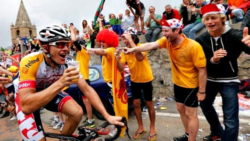 La ascensión al Alpe D'Huez volvió a ser toda una fiesta para los aficionados al ciclismo. Miles de ellos se apostaron en sus cunetas para esperar el paso del Tour.