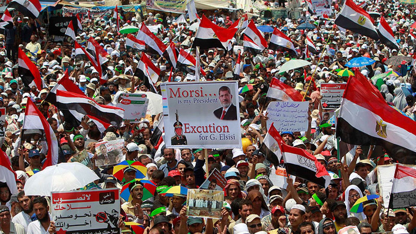  Los partidarios del depuesto presidente de Egipto, Mohamed Morsi han vuelto a tomar este viernes las calles de El Cairo para exigir su regreso al poder, con multitudinarias marchas salpicadas por disturbios esporádicos. En lo que han denominado el denominado "viernes de la victoria", decenas de miles de personas seguidores de los Hermanos Musulmanes se han concentrado en las plazas de Rabea al Adauiya y de Al Nahda, entre fotografías de Morsi y pancartas contra el golpe militar.