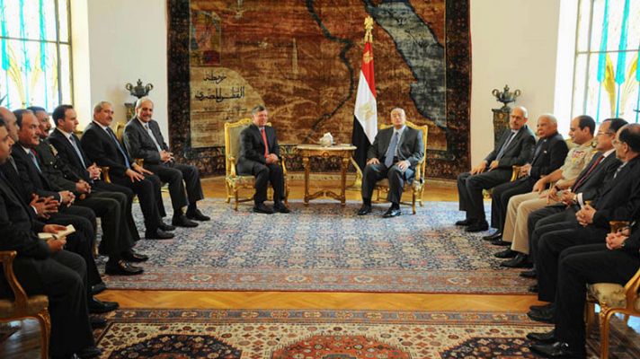  - El rey de Jordania, primer jefe de Estado en visitar Egipto desde la caída de Morsi