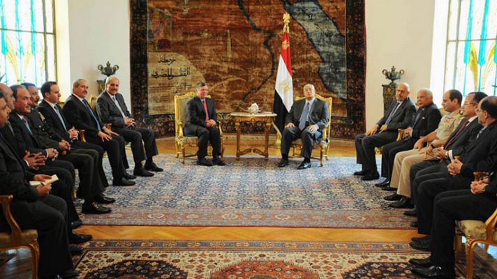 El rey de Jordania, primer jefe de Estado en visitar Egipto desde la caída de Morsi