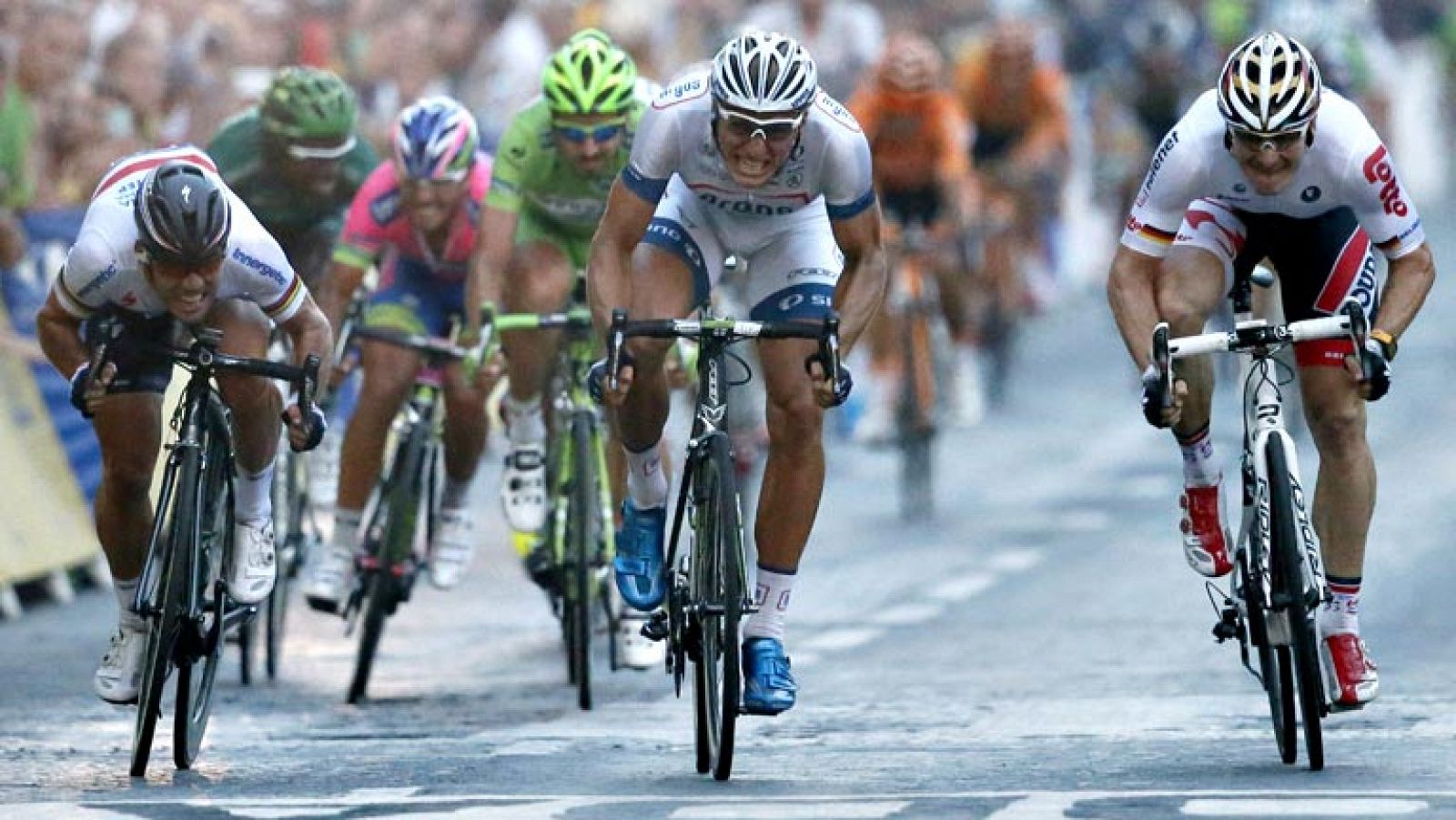 El alemán Marcel Kittel ganó hoy la última etapa del Tour de Francia, el paseo triunfal por los Campos Elíseos que en esta centésima edición se celebró a la caída de la tarde para que la ciudad de la luz brille en honor del ganador, el británico Chri