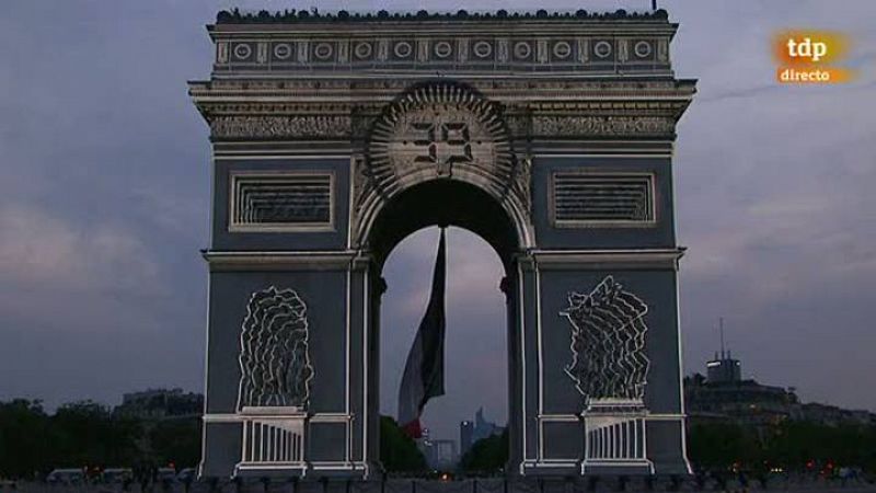 Un espectáculo de música y luces sobre el Arco del Triunfo de París ha precedido a la ceremonia de la entrega de trofeos del Tour del centenario.